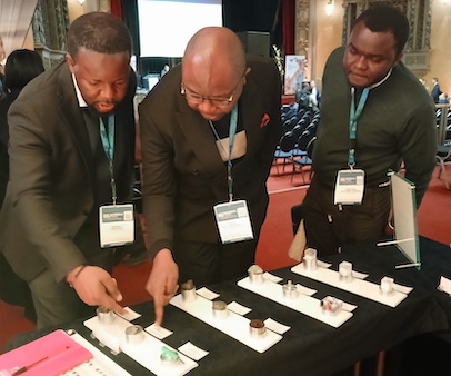 Exposition de l'auteur de cette tribune que découvrent des représentants de l'industrie minière de RDC Exposition de l'auteur de cette tribune que découvrent des représentants de l'industrie minière de RDC