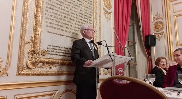 Regardez, écoutez. ! Regardez, écoutez. !