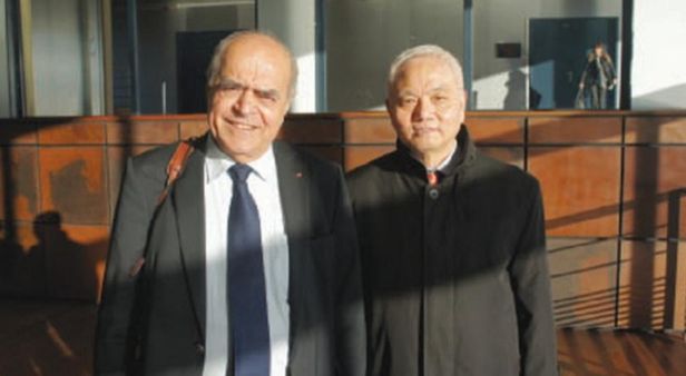 Alain Juillet et Miao Qihao, lors d’une visite de la délégation chinoise en France en 2013