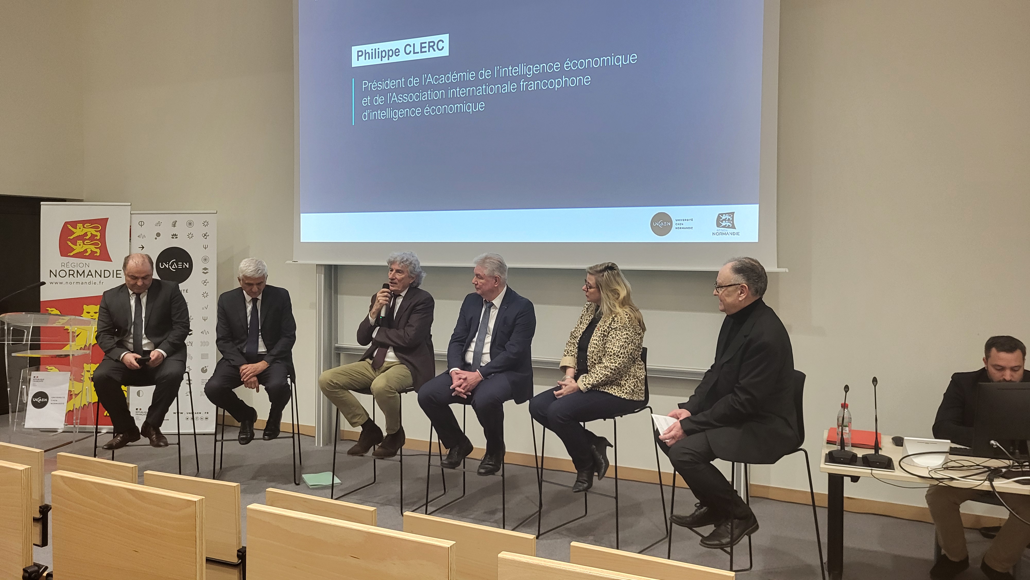 Sont intervenus : Lamri Adoui, Président de l’université de Caen, Hervé Morin, Président de la Région Normandie,  Philippe Clerc, résident de l'Académie de l'Intelligence Économique et de l'Association internationale francophone d'Intelligence Économique, Philippe EUDELINE, Président de Normandie Aero Espace, Catherine COUSIN, Directrice Générale de la société FILT 1860 et l’animateur Philippe Hugo, Mission Stratégie Prospective Intelligence Economique (SPIE)