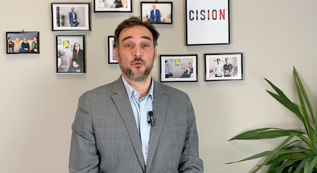 Entretien avec Xavier Simon, DG France et Europe du Sud, Cision. Biais cognitifs, algorithmes, jungle informationnelle et IA : déjouez les mécanismes de la désinformation.